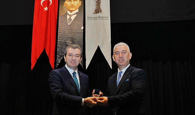 Bergama Belediyesi’nde Periyot Teslim Merasimi; DR. Tanju Çelik Mazbatasını Aldı