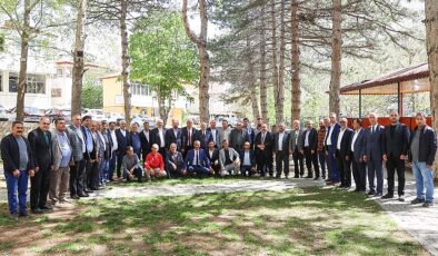 Yahyalı’daki 41 mahalle muhtarı 31 Mart mahallî seçimlerinde yeniden Belediye Başkanı seçilen Esat Öztürk’e güzel olsun ziyaretinde bulundu