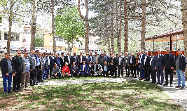 Yahyalı’daki 41 mahalle muhtarı 31 Mart mahallî seçimlerinde yeniden Belediye Başkanı seçilen Esat Öztürk’e güzel olsun ziyaretinde bulundu
