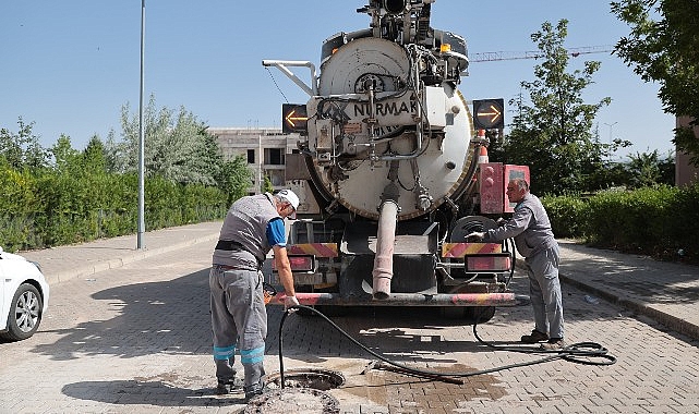 Kurban Bayramı tatilinde birçok ünitesi ile vazifede olacak olan Nevşehir Belediyesi, bayram öncesinde mahallelerde paklık çalışmalarına aralıksız devam ediyor