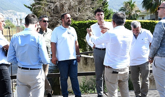 Narlıdere Belediye Başkanı Erman Uzun, İZSU Genel Müdürü Gürkan Erdoğan ve takımı ile birlikte ilçe genelinde saha ziyaretleri gerçekleştirdi