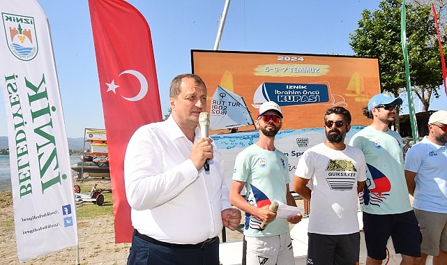 İznik Gölü’nde gerçekleştirilen yelken yarışlarında gençler rüzgara karşı süper çabalar verirken kupalar da sahiplerini buldu