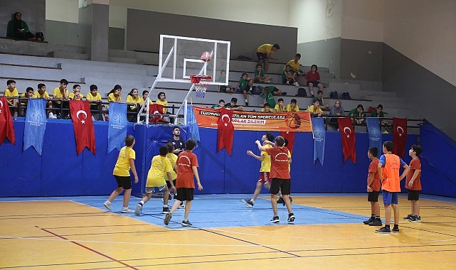 Küçükçekmece Belediyesi’nin yılın 365 günü fiyatsız hizmet veren spor okullarında yaz periyodu başladı